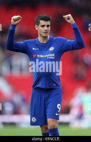 Chelsea's alvaro morata célèbre son tour du chapeau avec le match ball sous sa chemise après la Premier League match à la bet365 stadium, Stoke-on-trent. Banque D'Images