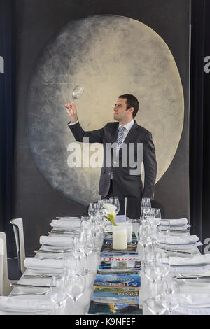 Le directeur supervise la verrerie. Restaurant DC atelier; au centre Nini Design; Funchal; Madère; Portugal Banque D'Images