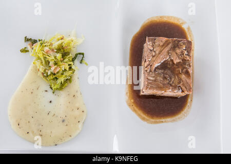 Veau aux pommes de terre et légumes purs. Restaurant DC atelier, dans le centre de design Nini, Funchal, Madère, Portugal Banque D'Images