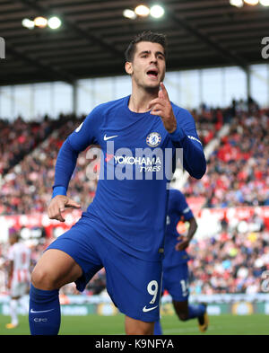 Chelsea's alvaro morata célèbre marquant son troisième but du côté du jeu au cours de la Premier League match au stade de bet365, Stoke-on-trent. Banque D'Images