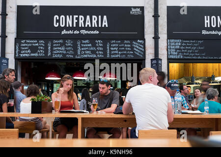 Le temps hors marché dans le Mercado da Ribeira à Cais do Sodré à Lisbonne, Portugal Banque D'Images