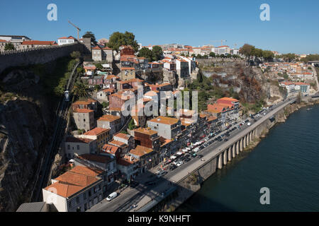 Vue sur le funiculaire guindais et muralha fernandina dans le quartier de Ribeira de Porto, Portugal Banque D'Images