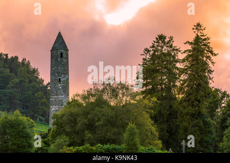 La tour ronde à Glendalough, dans le comté de Wicklow, Irlande, réputé pour l'un des premiers établissement monastique médiévale fondée au Vie siècle par saint kevin. Banque D'Images