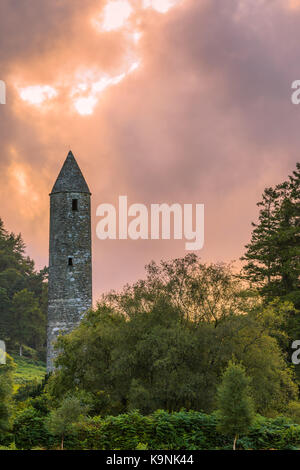 La tour ronde à Glendalough, dans le comté de Wicklow, Irlande, réputé pour l'un des premiers établissement monastique médiévale fondée au Vie siècle par saint kevin. Banque D'Images