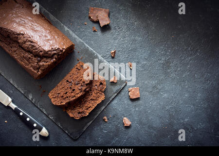 Quatre-quarts au chocolat avec des pastilles de chocolat pâtisserie au chocolat maison. pour le petit-déjeuner ou un dessert. Banque D'Images