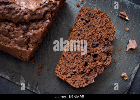 Quatre-quarts au chocolat avec des pastilles de chocolat pâtisserie au chocolat maison. pour le petit-déjeuner ou un dessert. Banque D'Images