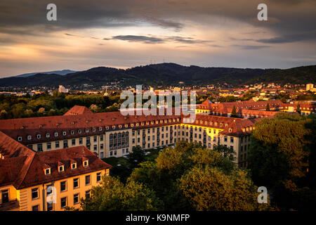 Vue sur le coucher du soleil depuis l'université jusqu'à la forêt noire de Fribourg-en-Brisgau Banque D'Images