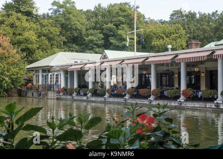 Loeb Boathouse on the lake in Central Park, New York, USA Banque D'Images