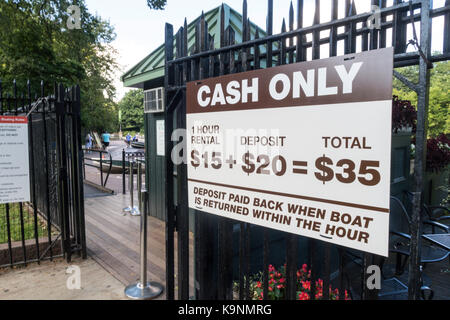 Panneau d'entrée pour la location de barques au bord du lac de Central Park, NYC, usa Banque D'Images