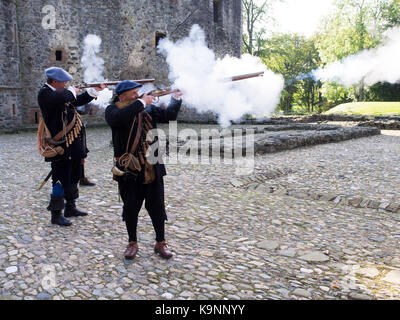 Les hommes tirant fusils pendant un événement de reconstitution historique à huntly castle, Scotland Banque D'Images