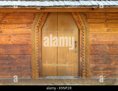 Ancien antiquité portes en bois de la vieille hutte avec barre transversale en fer forgé. Banque D'Images