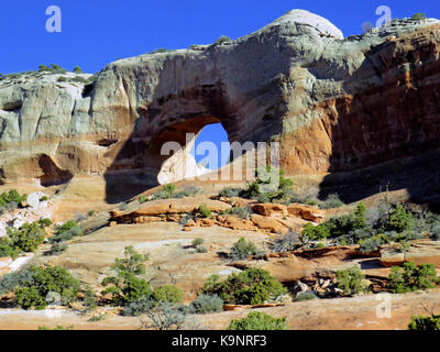 Une vue de l'arche de Wilson sur une journée claire de la route, à l'angle et au Parc National Arches. Banque D'Images