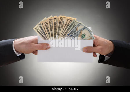 Close-up of woman's hand holding enveloppent plein de service note Banque D'Images