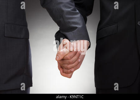 Close-up of gay men holding hands Banque D'Images