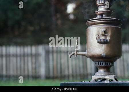 Vintage metal plateau cuivre samovar sur fond nature. Banque D'Images