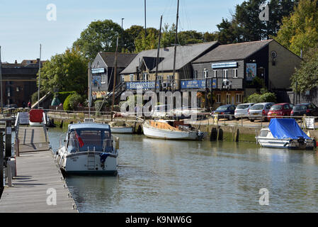 Le bargemans reste public house et restaurant sur le quai à Newport Harbor sur l'île de Wight à côté de yachts et bateaux sur la rivière medina. Banque D'Images