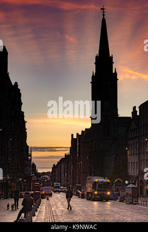 Lever du soleil sur l'Edinburgh's Royal Mile, regardant vers le bas au-delà de la silhouette du toit y compris Tron Kirk, à Holyrood. Banque D'Images