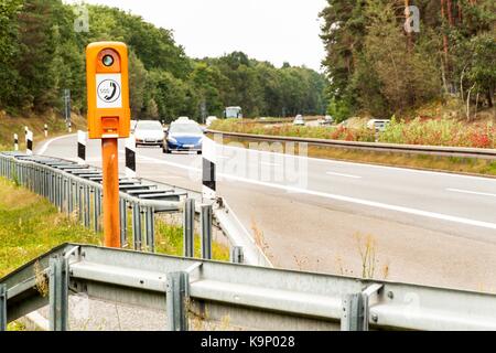 Sos téléphone. téléphone d'au bord de la route. matin sur l'autoroute allemande Banque D'Images