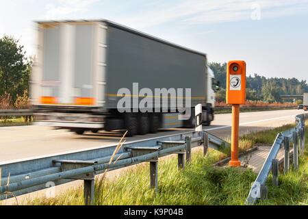 Sos téléphone. téléphone d'au bord de la route. matin sur l'autoroute allemande Banque D'Images