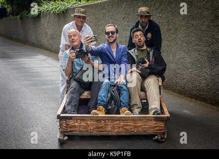 Carreiros do Monte, promenade en traîneau à luge en osier de Monte à Funchal, Funchal, Madère, Portugal Banque D'Images