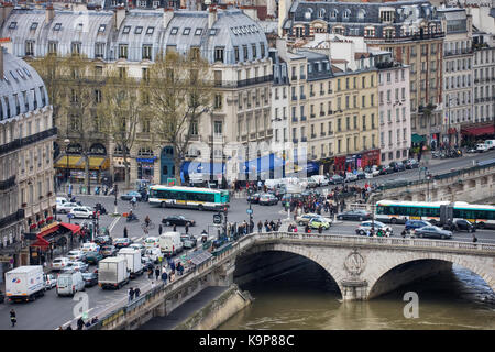 France, Paris - printemps 2008 : vue sur le boulevard Saint Michel et pont saint-michel, paris france. Banque D'Images