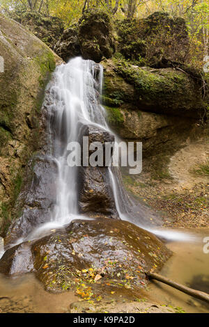 Les ressources en eau, l'environnement, paysage concept. petite cascade naturelle que placé entre les pierres de la falaise, ils sont tous couverts par moss et certaines plantes, buissons Banque D'Images