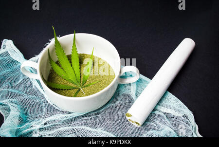 La marijuana séchée en poudre de feuilles de cannabis mis à la terre Banque D'Images