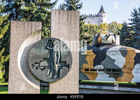 Réplique du train blindé hurban avec sculpture situé près de Castle dans la ville de Zvolen, Slovaquie. world war ii memorial. Banque D'Images