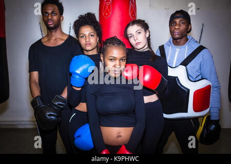 Portrait de quatre jeunes boxeurs déterminés et leur vécu b Banque D'Images