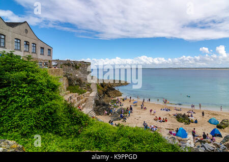 À la recherche sur Bamaluz Beach occupé avec les gens, St Ives, Cornwall, Banque D'Images