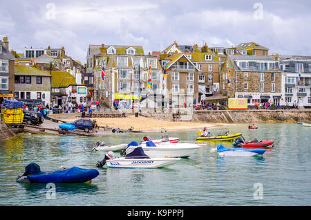 Bateaux amarrés et flottant dans le port de St Ives. Station balnéaire de la côte anglaise St Ives, Cornwall, England UK Banque D'Images