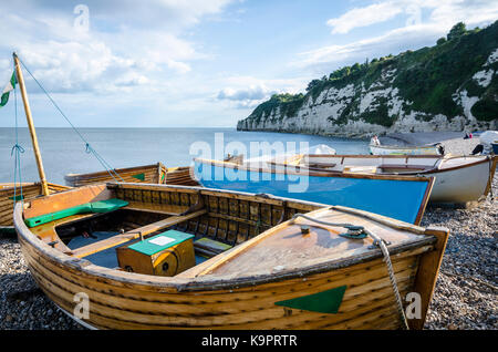 Bateaux de pêche sur la plage à bord de la bière, l'anglais, ville côtière de la côte est du Devon, England, UK Banque D'Images