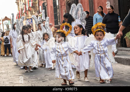 Les jeunes filles habillés comme des anges à pied dans une procession religieuse de la Parroquia de San Miguel Arcangel church au début de la semaine de la fête de la saint patron saint Michel, 21 septembre 2017 à San Miguel de Allende, Mexique. Banque D'Images