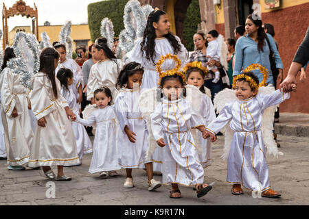 Les jeunes filles habillés comme des anges à pied dans une procession de la Parroquia de San Miguel Arcangel church au début de la semaine de la fête de la saint patron saint Michel, 21 septembre 2017 à San Miguel de Allende, Mexique. Banque D'Images