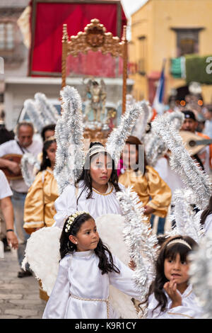 Les jeunes filles habillés comme des anges à pied dans une procession de la Parroquia de San Miguel Arcangel church au début de la semaine de la fête de la saint patron saint Michel, 21 septembre 2017 à San Miguel de Allende, Mexique. Banque D'Images