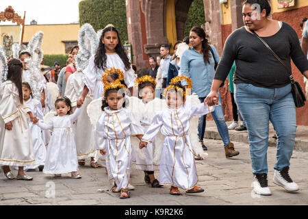 Les jeunes filles habillés comme des anges à pied dans une procession de la Parroquia de San Miguel Arcangel church au début de la semaine de la fête de la saint patron saint Michel, 21 septembre 2017 à San Miguel de Allende, Mexique. Banque D'Images