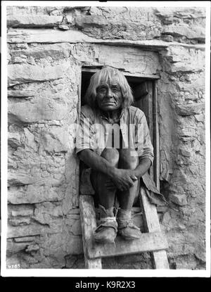 Portrait d'un vieux Indiens Hopi homme assis dans la petite porte en bois à l'étage d'une maison à Oraibi, Arizona, 1898 (4585) du SHC Banque D'Images