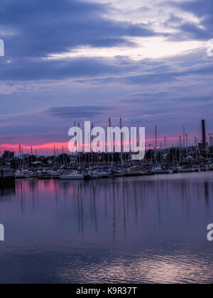 Magnifique coucher de soleil en été à quai Saint-André, Ville de Québec, QC montrant les bateaux à la réflexion et l'incroyable ciel rougeoyant Banque D'Images