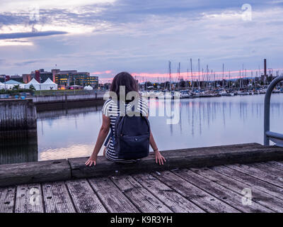 Une jeune femme tout à fait passer une soirée au Quai Saint-André, Ville de Québec, QC avec ses pensées Banque D'Images