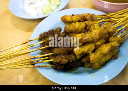 Du poulet et du boeuf sate ou satay, célèbre alimentaire malaisien. Banque D'Images