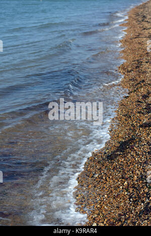 Seashore et clapotis des vagues sur une plage de galets. Banque D'Images
