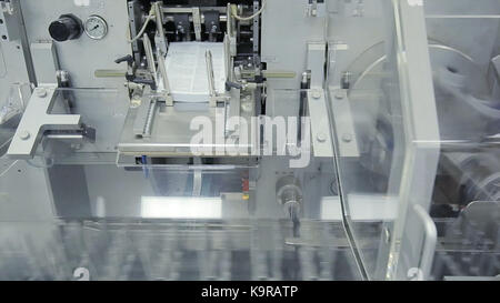 Intérieur d'un équipement pour l'emballage Industrie pharmaceutique comprimés boîtes. d'inspection optique automatique machine, inspecte les ampoules et flacons pour les particules dans un liquide et contenant des défauts. Banque D'Images