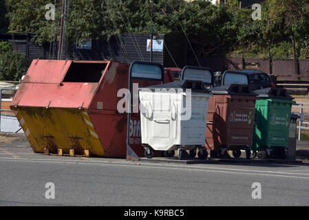 Divers déchets et recyclage manqués et des poubelles sur le mur du port de Newport sur l'île de Wight pour utilisation en visitant les navigants et les titulaires de poste. Banque D'Images