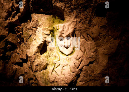 Sculpture de craie en face du tunnel creusés à la main (en plaçant les doigts dans les yeux porte bonheur). 2010. L'enfer des cavernes.. de West Wycombe buckinghamshire angleterre.. Banque D'Images