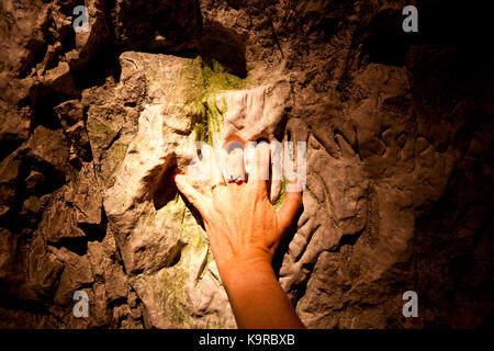 Sculpture de craie en face du tunnel creusés à la main (en plaçant les doigts dans les yeux porte bonheur). 2010. L'enfer des cavernes.. de West Wycombe buckinghamshire angleterre.. Banque D'Images