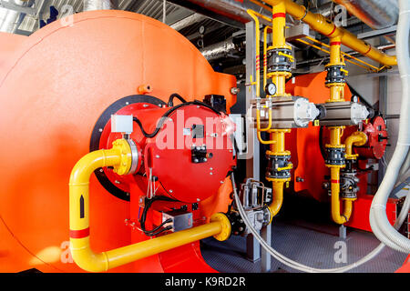La chaudière d'eau puissant industriel contemporain avec brûleur à gaz et les systèmes de contrôle automatique. Banque D'Images