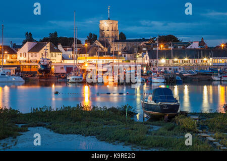 La nuit tombe sur la rivière Adur à Shoreham-by-sea, West Sussex, Angleterre. Banque D'Images