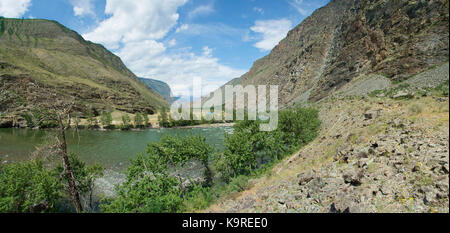 Vallée de la rivière chulyshman. panorama de la grande taille. montagnes de l'Altaï, en Sibérie, en Russie. Banque D'Images