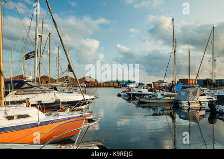 Soirée d'été à Shoreham Port dans Southwick, West Sussex, Angleterre. Banque D'Images