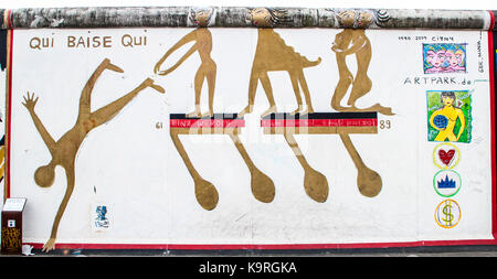 La East Side Gallery's murales sont le street-art à Berlin, peint sur leur propre mur célèbre Banque D'Images